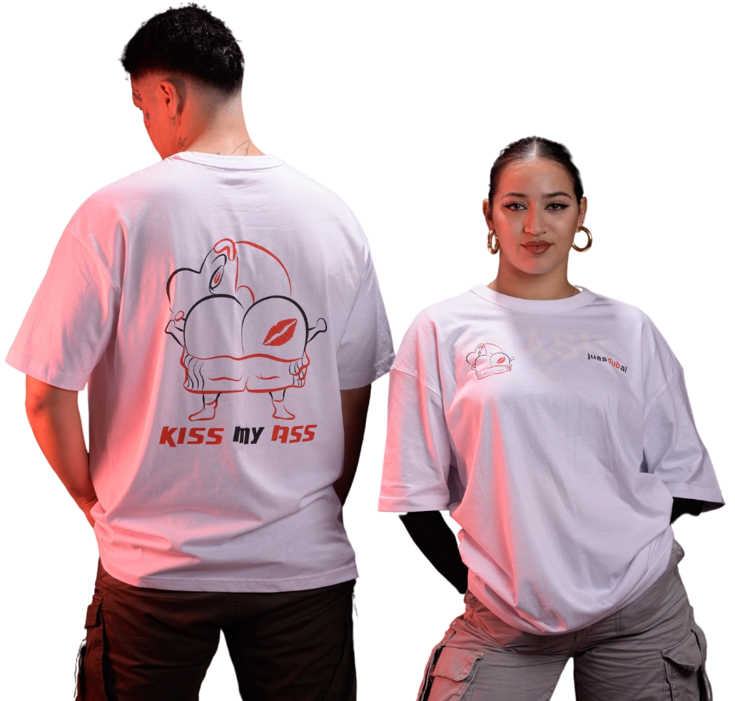 Modelos Juasdubai con la camiseta Kiss my Ass