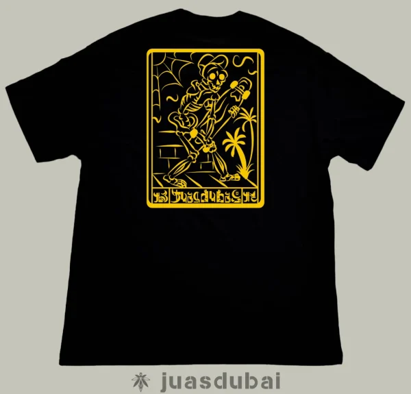 Camiseta negra eskeleto skate atrás