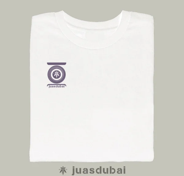 Camiseta blanca y morada gata cattana