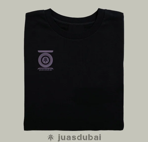 Camiseta negra y morada gata cattana