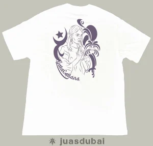 Camiseta blanca y morada gata cattana atrás