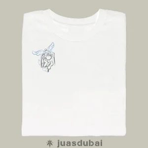 Camiseta blanca con la cabeza en las nubes