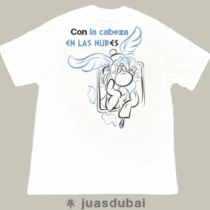 Camiseta blanca con la cabeza en las nubes atrás