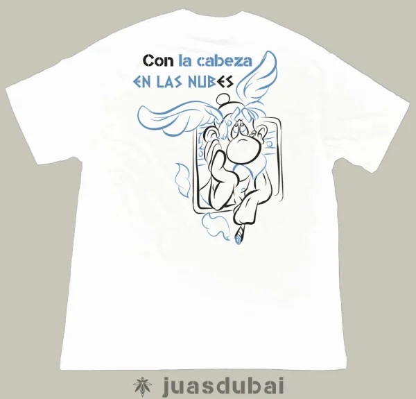 Camiseta blanca con la cabeza en las nubes atrás