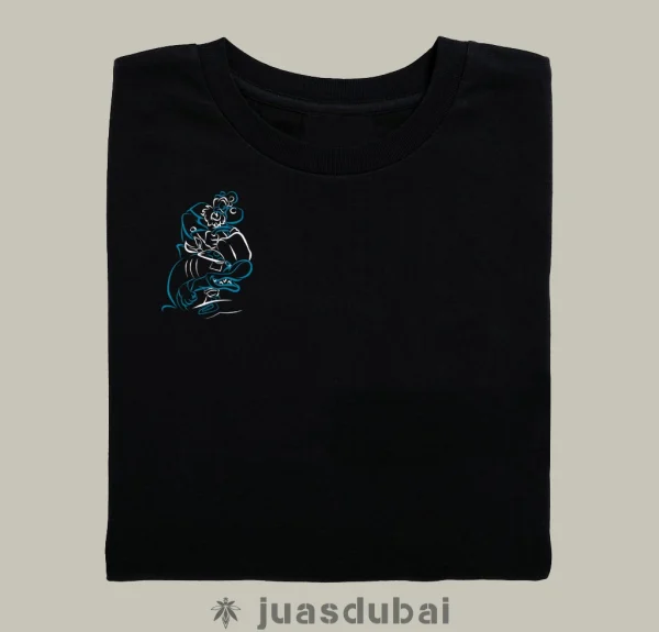 Camiseta negra pescando pulpos