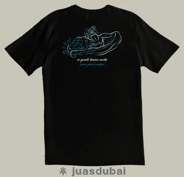 Camiseta negra pescando pulpos atrás